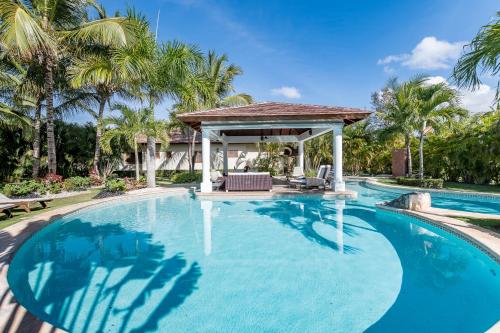 Beautiful Villa with Pool, Gym & Maid