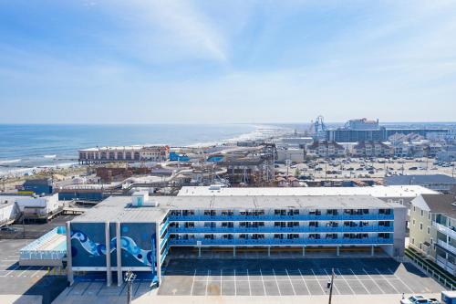 um grande edifício com um golfinho azul pintado nele em Ocean 7 em Ocean City