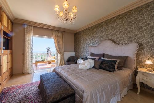 En eller flere senge i et værelse på Marilyn Manor, Exclusive Hideway, By ThinkVilla