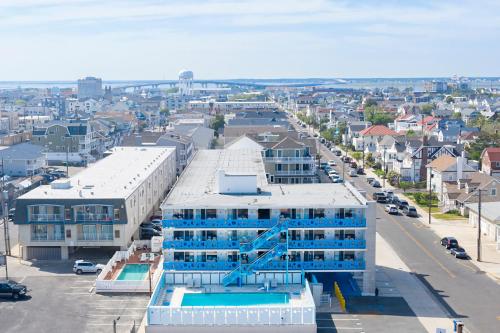 uma vista aérea de uma cidade com um edifício em Ocean 7 em Ocean City