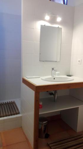 une salle de bain avec un lavabo blanc et un miroir dans l'établissement Maison sur Palombaggia, à Porto-Vecchio