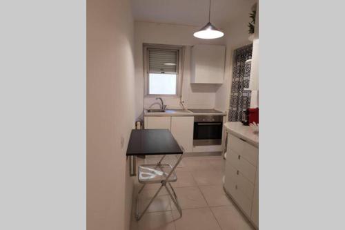 une petite cuisine avec une table et un évier dans l'établissement Face à la mer, à Menton