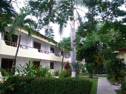 a view of the hotel from the garden at Samara Beach Hotel in Sámara