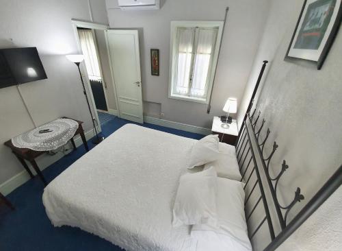 
Uma cama ou camas num quarto em Residencia LIS B&B and Parking
