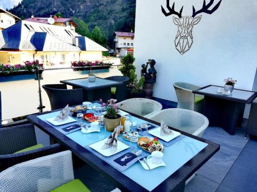 einen Tisch mit Speisen auf dem Balkon in der Unterkunft Landhaus Ambachhof in Oetz