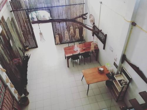 nad głową pokoju ze stołem i krzesłami w obiekcie Chill Pill Hostel w mieście Chiang Khan