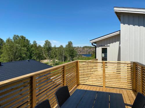 una terraza de madera con sillas en una casa en Hällestrand Village en Strömstad