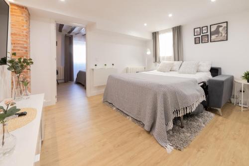 biała sypialnia z dużym łóżkiem w obiekcie Apartamento Logroño Parlamento w mieście Logroño