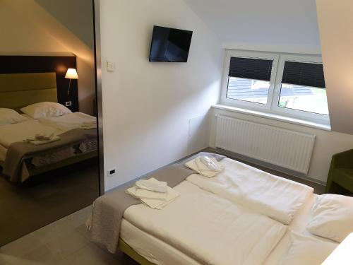 une réflexion sur une chambre d'hôtel avec un lit et un miroir dans l'établissement Apartma Kurji vrh - Chicken top, à Kranjska Gora