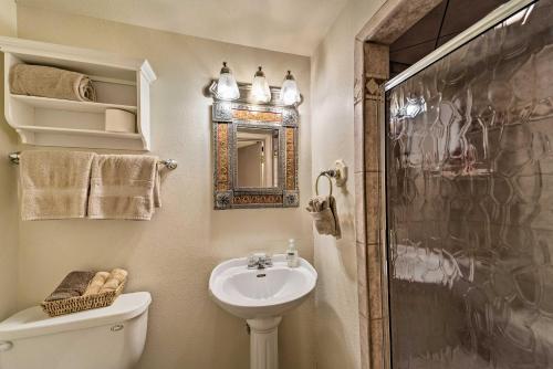Un baño con inodoro, lavabo y ducha. en Ruidoso Home with Private Wet Bar and Pool Table, en Ruidoso