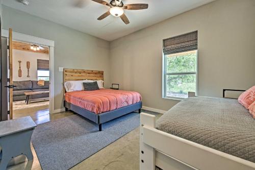 Katil atau katil-katil dalam bilik di Modern Cabin with Stunning Views about 1 Mi to Lake!