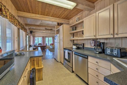 Imagen de la galería de Quiet Waterfront Cabin with Dock, Game Room, Hot Tub, en Greenwood