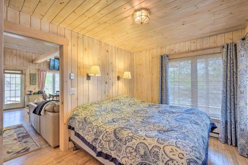 Imagen de la galería de Quiet Waterfront Cabin with Dock, Game Room, Hot Tub, en Greenwood