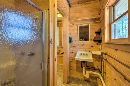 Imagen de la galería de Quiet Waterfront Cabin with Dock, Game Room, Hot Tub, en Greenwood