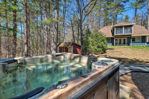 Imagen de la galería de Quiet Waterfront Cabin with Dock, Game Room, Hot Tub, en Greenwood