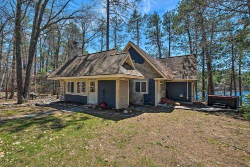 Imagen de la galería de Quiet Waterfront Cabin with Dock, Game Room, Hot Tub, en Greenwood