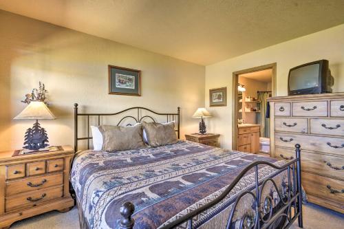 Pagosa Springs Townhome with View Hike and Fish! tesisinde bir odada yatak veya yataklar