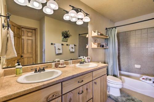 Bathroom sa Pagosa Springs Townhome with View Hike and Fish!