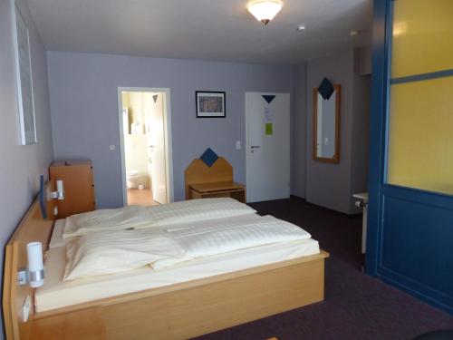 Postel nebo postele na pokoji v ubytování Hotel Eifelsteig