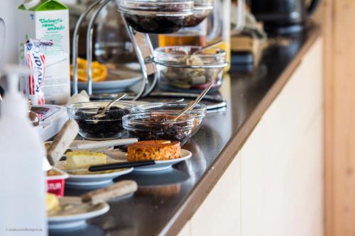 una línea de buffet con platos de comida en los platos en Guesthouse Nypugardar, en Höfn