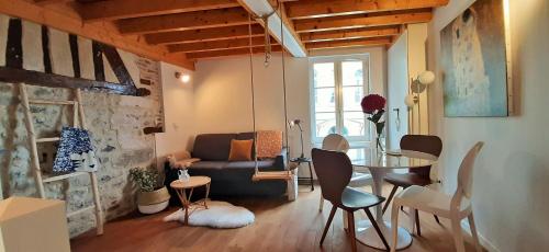 - un salon avec un canapé et une table dans l'établissement -La Maison Balancoire - Parking privé offert - Coeur historique -La Clef de Honfleur, à Honfleur