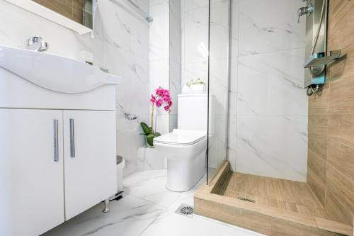 Koupelna v ubytování Design Suites Efharis (Brusco)