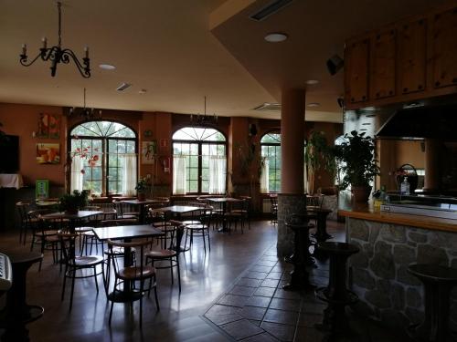a restaurant with tables and chairs in a room at Hotel Rural LAJAFRIZ in Fornillos de Aliste