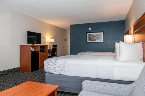 Ліжко або ліжка в номері Twin Mountain Inn & Suites