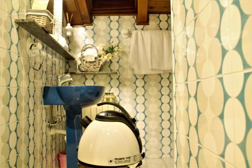 a small bathroom with a toaster in the corner at Le Coeur du Pont in Donnaz