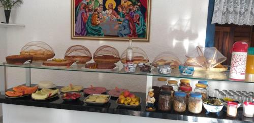 ヴィスコンデ・デ・マウアーにあるPousada Beira rioの品棚