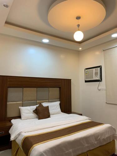 A bed or beds in a room at Alshahamah Hotel Apartments