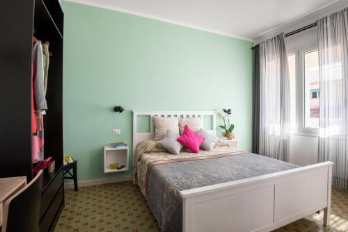 Un pat sau paturi într-o cameră la Altré Guest House