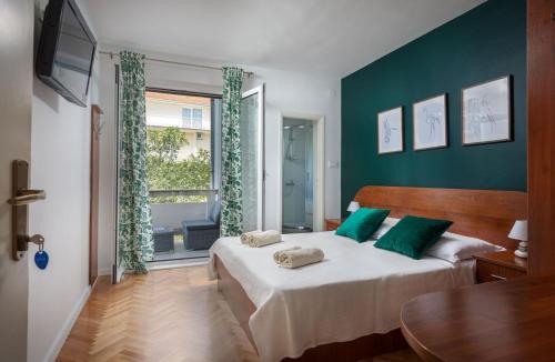 Postel nebo postele na pokoji v ubytování Apartments Agneza Tucepi