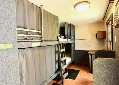 Katil dua tingkat atau katil-katil dua tingkat dalam bilik di Sheridan Hostel