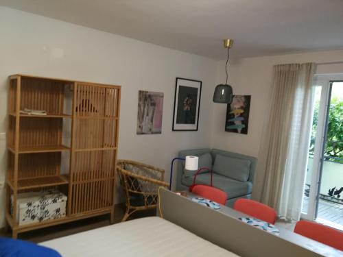 ein Schlafzimmer mit einem Bett, einem Sofa und einem Stuhl in der Unterkunft Rooms Beros in Makarska