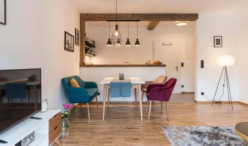 uma sala de estar com uma mesa de jantar e cadeiras em Ferienwohnung Seeblick Grundlsee em Grundlsee