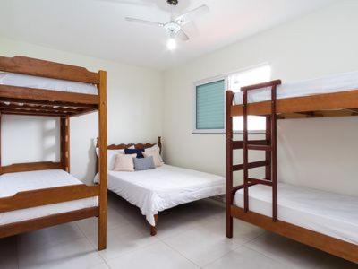 Dviaukštė lova arba lovos apgyvendinimo įstaigoje Apartamento com ar condicionado e Wi-fi, frente mar - 03 dormitórios - Edifício Luz do Sol