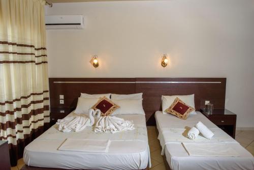 Ένα ή περισσότερα κρεβάτια σε δωμάτιο στο Hotel Alkionis