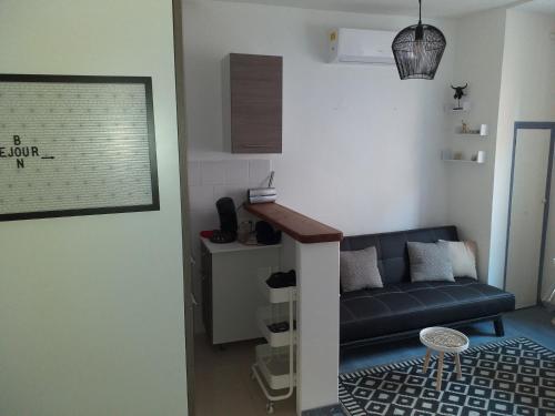 un salon avec un canapé et une table dans l'établissement Détente, à Valras-Plage