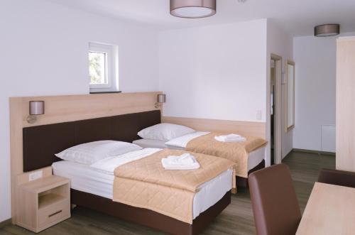 Кровать или кровати в номере Glindower Alpen Pension