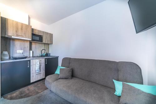 a living room with a couch and a kitchen at Pokoje Iga in Władysławowo