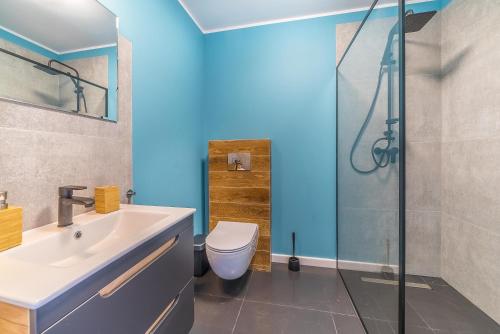 a bathroom with a toilet and a sink and a shower at Pokoje Iga in Władysławowo
