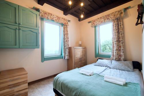 una camera con un letto e due finestre di Tér Pince a Sümeg