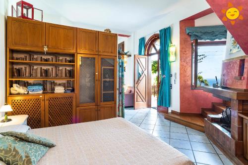 Un dormitorio con una cama y una estantería. en Villa Giraluna, en Castellabate