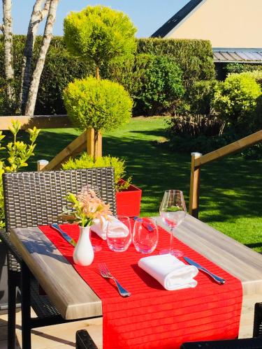 Κήπος έξω από το Logis Hôtel Restaurant Le Gue Du Holme