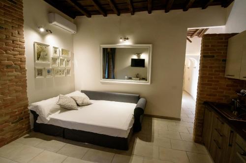 una camera da letto con un letto e uno specchio a parete di NEW NAVONA ELEGANT APARTMENT a Roma