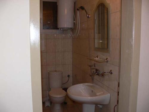 Versai Hotel tesisinde bir banyo