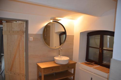 a bathroom with a sink and a mirror on the wall at Lykkegård - Glück im ehemaligen Weinkeller in Tönning