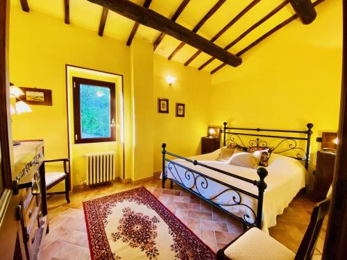 1 dormitorio con 1 cama en una habitación amarilla en VILLA NOCRI - Piscina & Sauna esclusiva en Montefranco