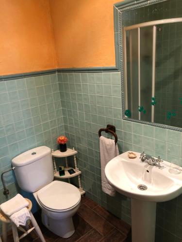 un baño con inodoro y lavabo en VUT La Villarina, en Sancti-Spíritus